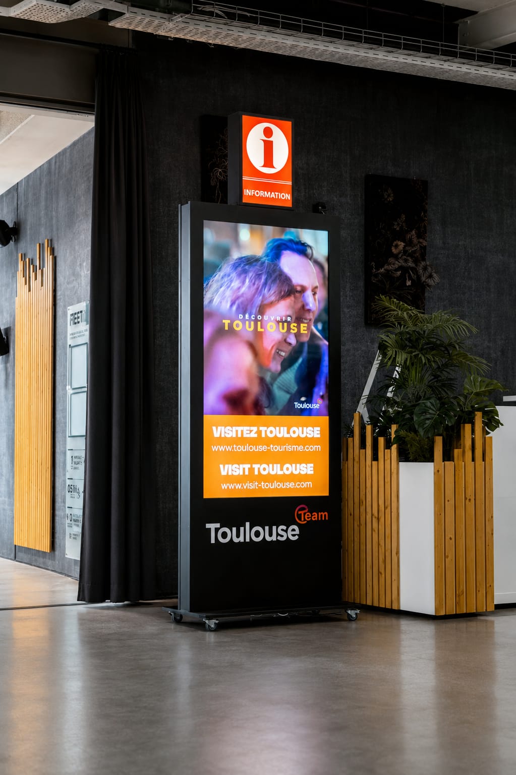 NPLAY-65-TOULOUSE-TEAM-MEET Totem tactile interactif La Borne Multimédia installé en centre commercial